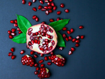 image of pomegranite and seeds